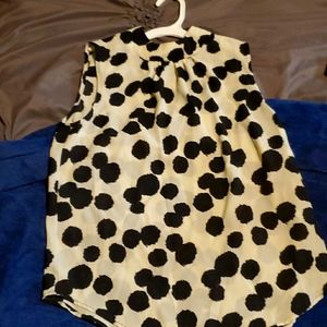 Sleeveless short turtleneck blouse